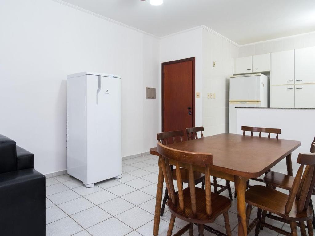 Ed Estoril, Espaçoso apto com ar condicionado - 100 mts da praia Ubatuba Exterior foto